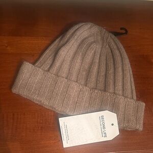 Recycled Cashmere Ribbed Beanie Taupe 95% cashmere, 5% wool made in Italy Tesma